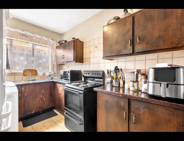 2 BEDROOM TOWNHOUSE FOR SALE IN WINDSOR EAST